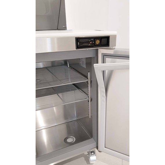 Vaiotec Topline Zubereitungstisch / 1-fach mit Tür, Glasklappdeckel, auf Rollen, GN 1/6, 701 x 830 mm 2 Vaiotec Topline Zubereitungstisch / 1-fach mit Tür, Glasklappdeckel, auf Rollen, GN 1/6, 701 x 830 mm