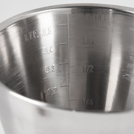 Messkanne aus Edelstahl, 0,5 Liter 1 Messkanne aus Edelstahl, 0,5 Liter