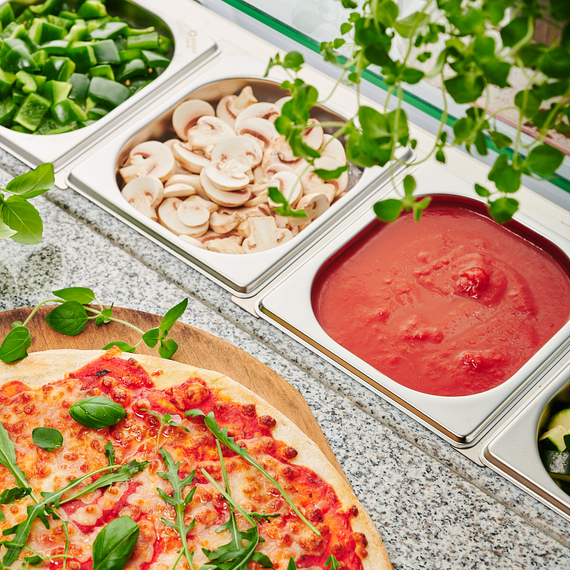 Starline Pizzatisch mit Glasabdeckung, 3-türig, GN 1/1, Aufnahme 8x GN 1/6, 1365x700x1090 mm (BxTxH) 5 Starline Pizzatisch mit Glasabdeckung, 3-türig, GN 1/1, Aufnahme 8x GN 1/6, 1365x700x1090 mm (BxTxH)
