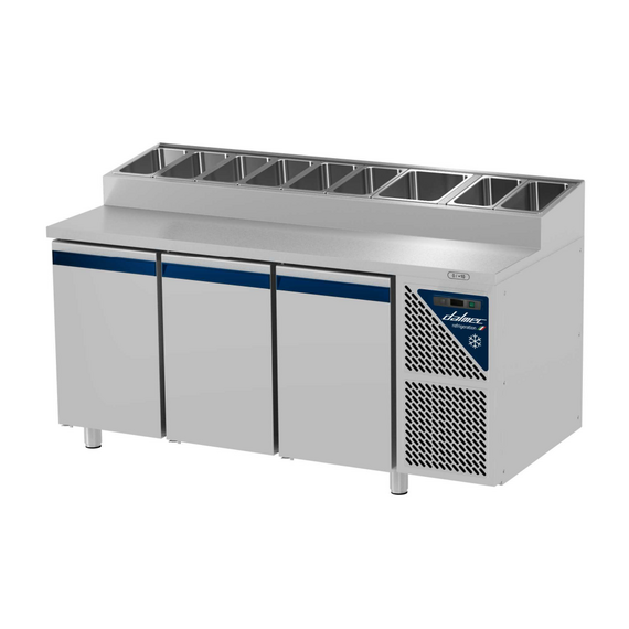 Prismafood Kühltisch 3 Türen ohne Edelstahlabdeckung Kapazität: 606 lt Temperatur: 0°C/+10°C Prismafood Kühltisch 3 Türen ohne Edelstahlabdeckung Kapazität: 606 lt Temperatur: 0°C/+10°C