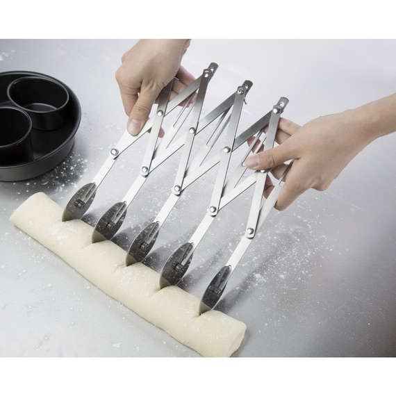 Vogue Ausziehbarer Teigschneider 5 Räder 4 Vogue Ausziehbarer Teigschneider 5 Räder