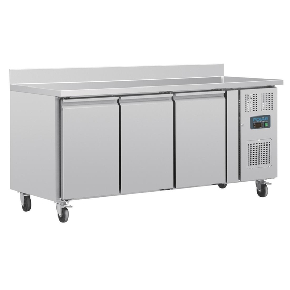 Polar U-Serie Arbeitsplattenkühlschrank mit drei Türen und Aufkantung 417Ltr 2 Polar U-Serie Arbeitsplattenkühlschrank mit drei Türen und Aufkantung 417Ltr