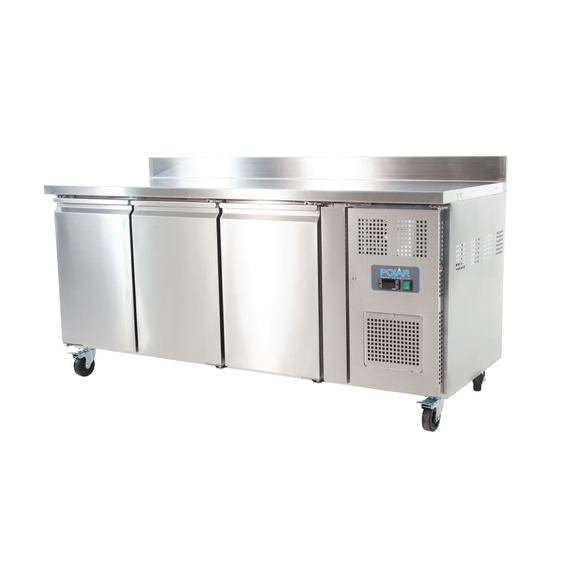 Polar U-Serie Arbeitsplattenkühlschrank mit drei Türen und Aufkantung 417Ltr 3 Polar U-Serie Arbeitsplattenkühlschrank mit drei Türen und Aufkantung 417Ltr